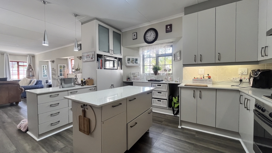 To Let 4 Bedroom Property for Rent in Country Club Western Cape